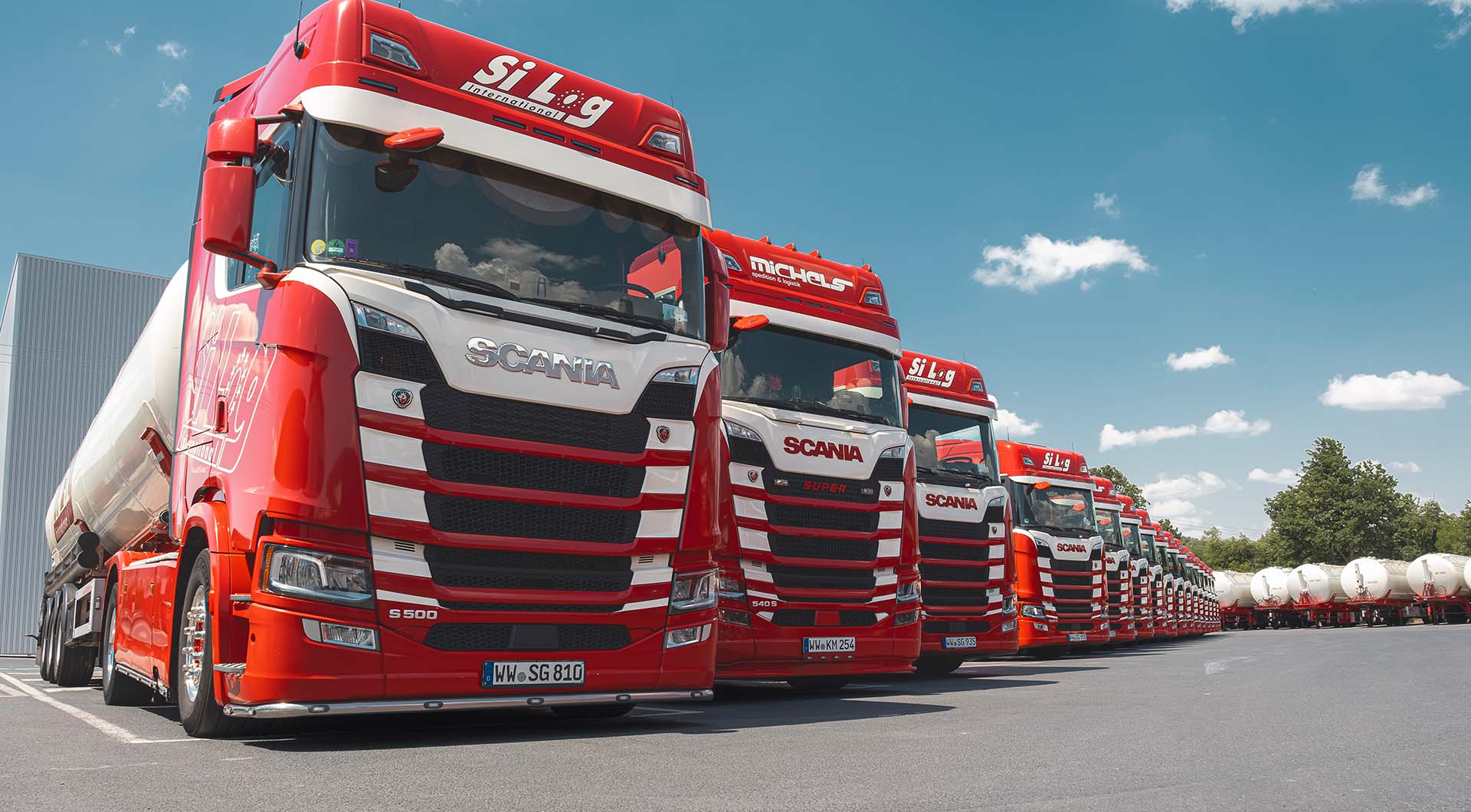 Flotte einer Spedition aufgereiht