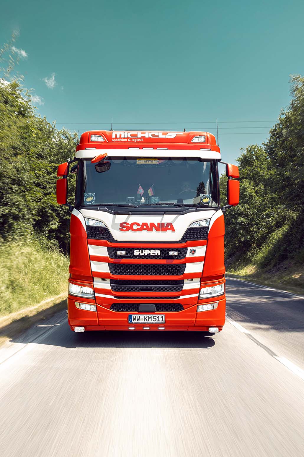 LKW auf Landstraße