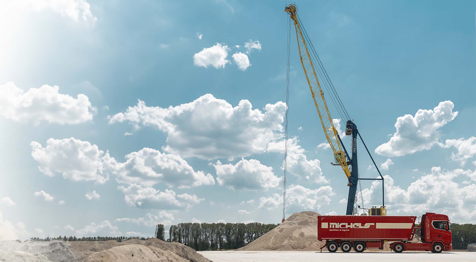 Kranbeladung Spedition LKW Baustelle