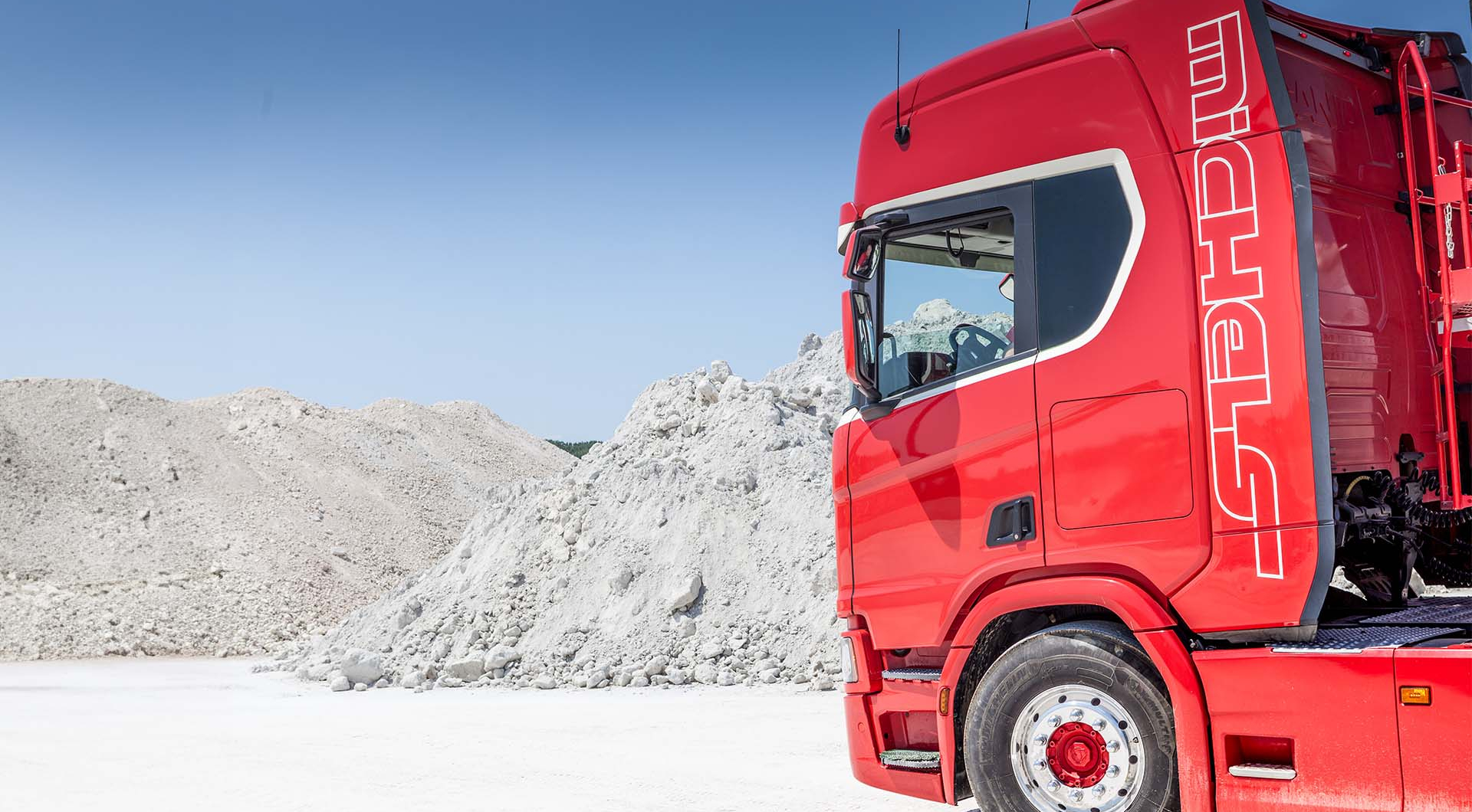 Kies LKW Steine blauer Himmel