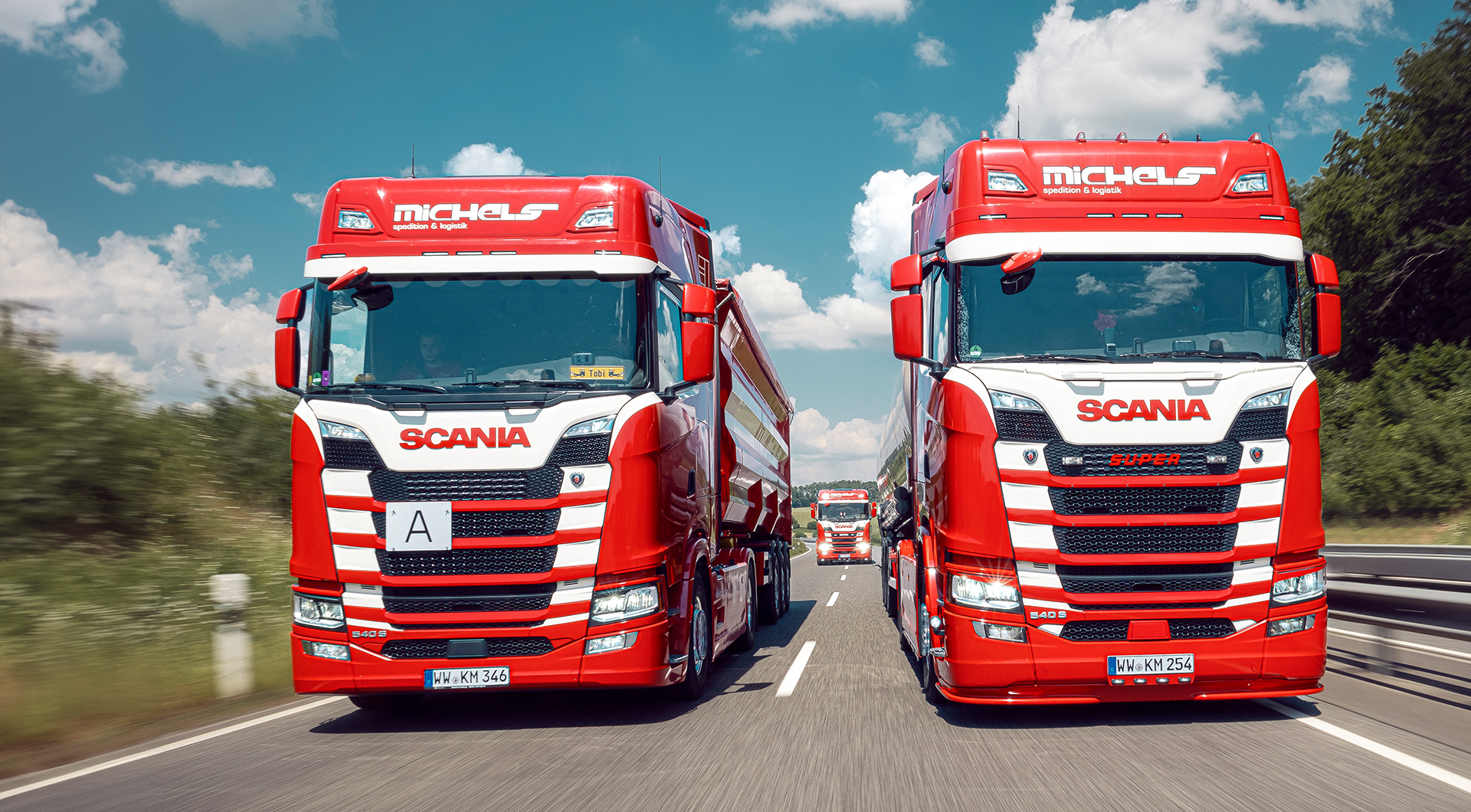 LKWs auf Landstraße