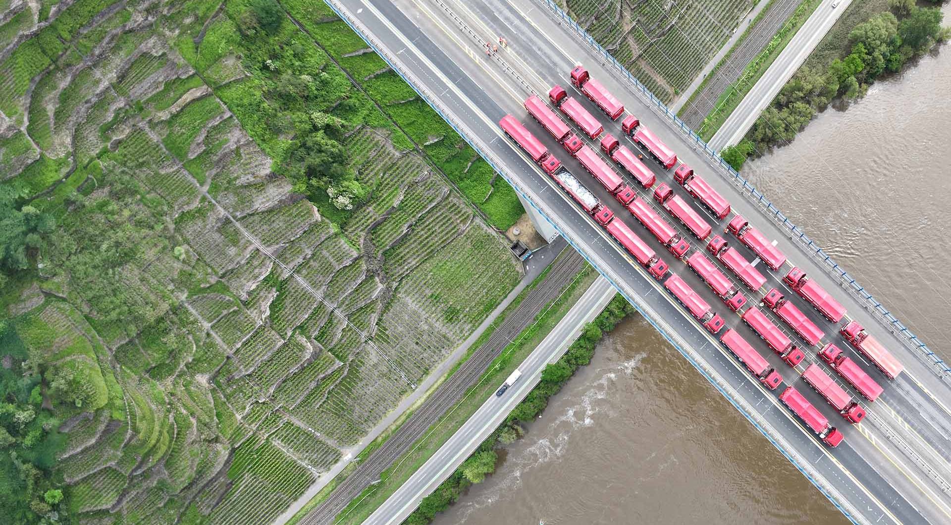 Autobahn LKWs Brücke Autobahnbrücke Moseltalbrücke