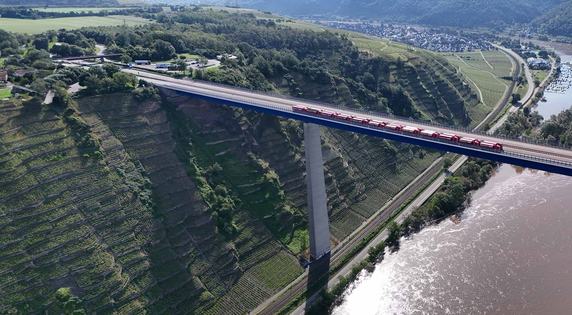 Lkw auf Autobahnbrücke