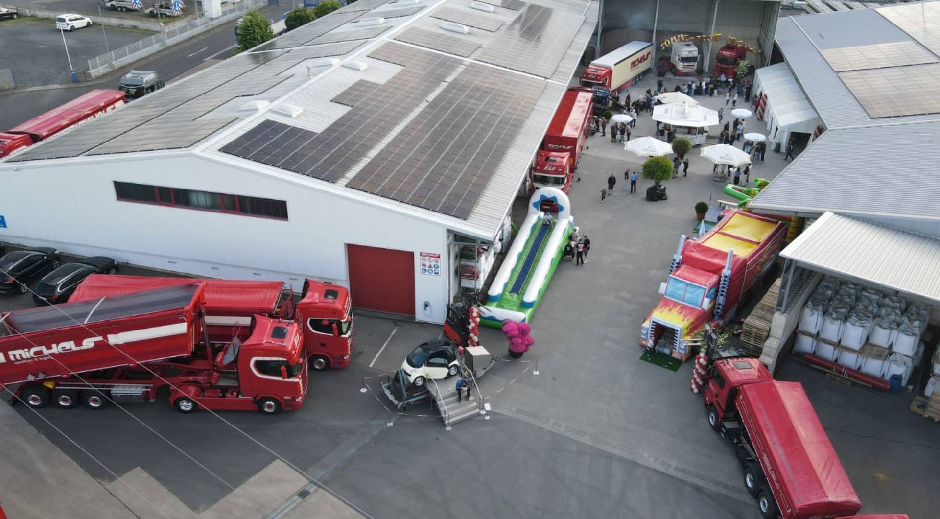 Rote Lastwagen und Luftrutsche im Freien.