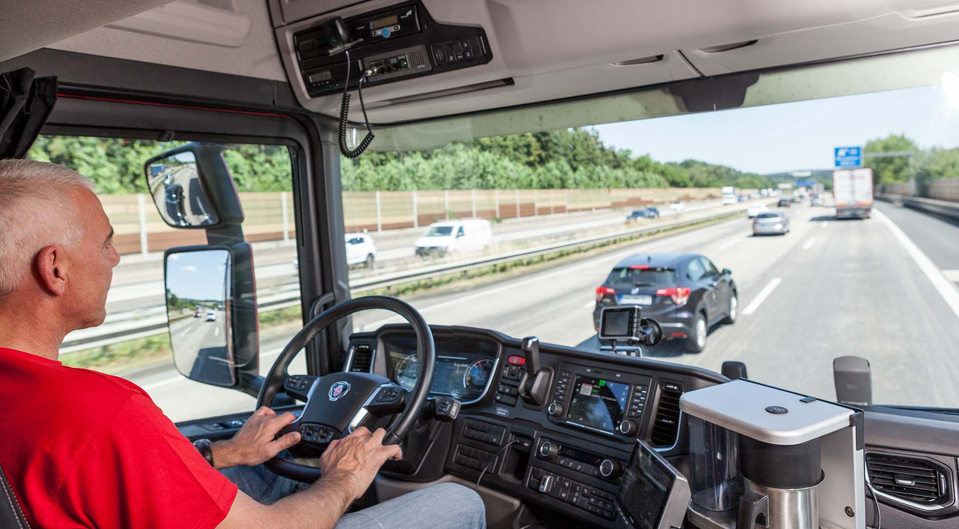 LKW Berufskraftfahrer auf Autobahn