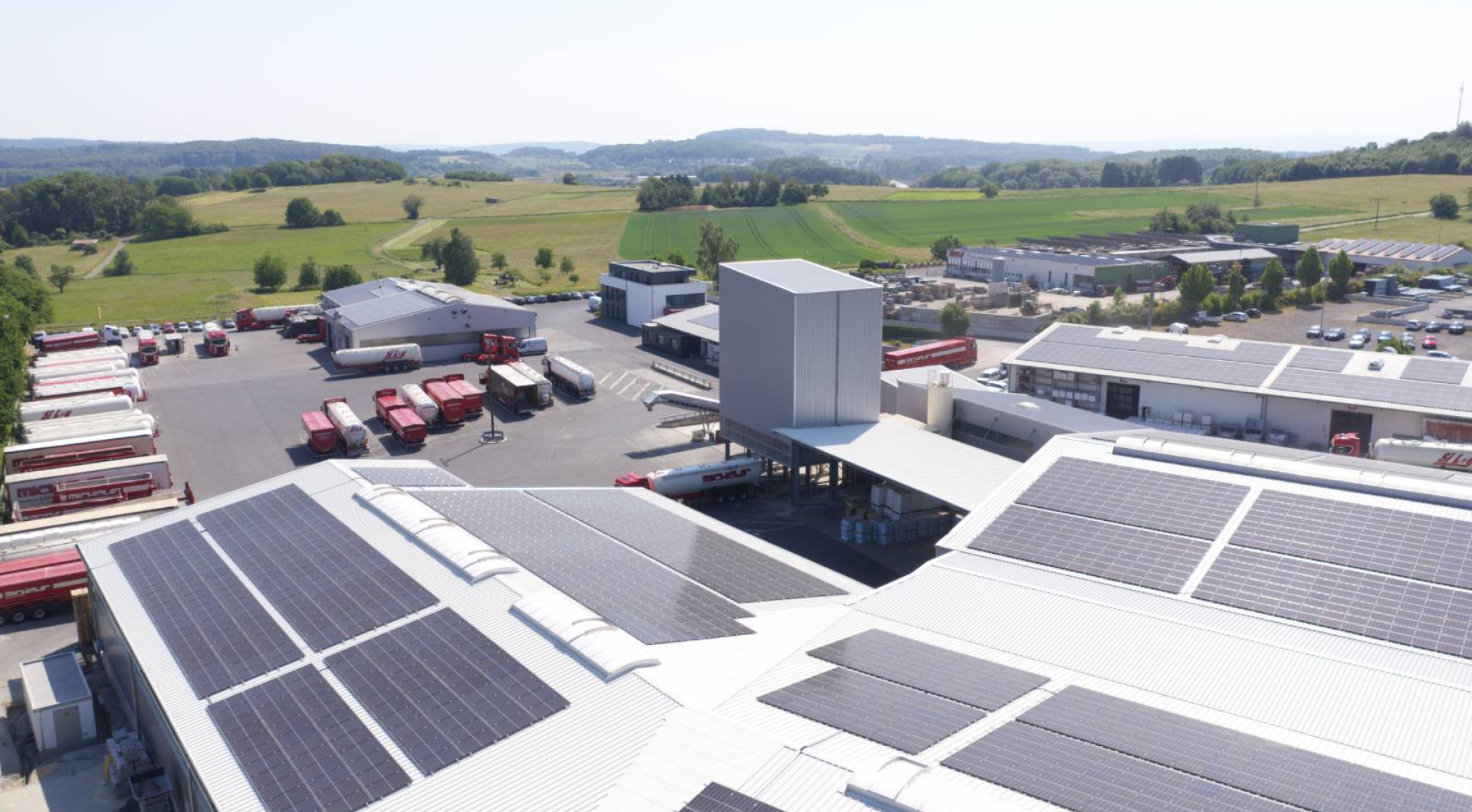 Dächer mit Solarpanelen und Lastwagen