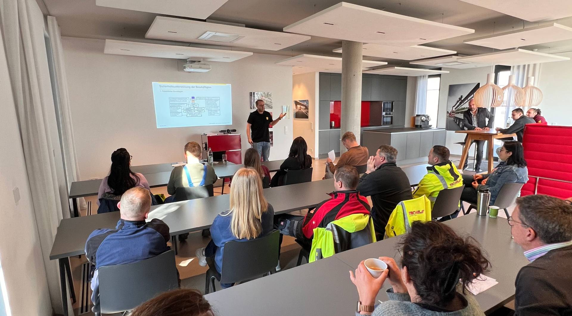 Menschen bei einer Präsentation.