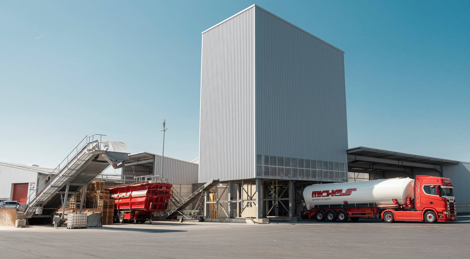 Große Stand-Silo-Anlage und Silofahrzeug