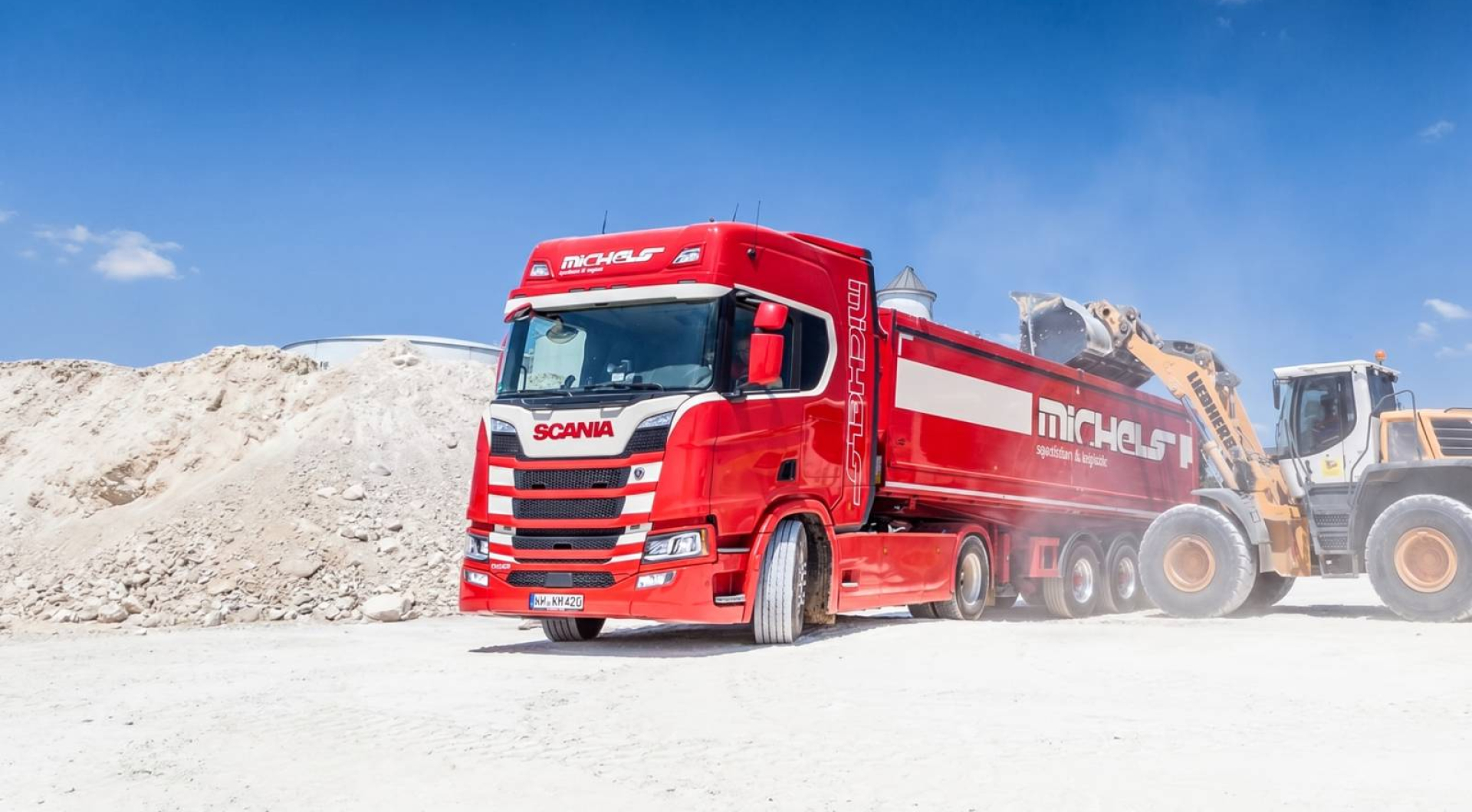 Roter Lkw auf der Baustelle