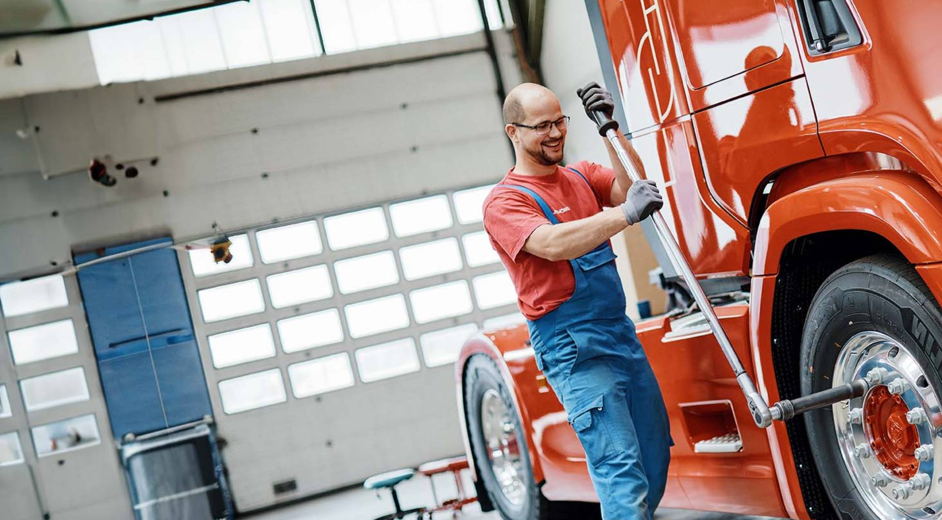 Werkstattmitarbeiter an LKW