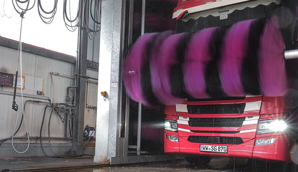 Waschstraße Scania Lkw rot