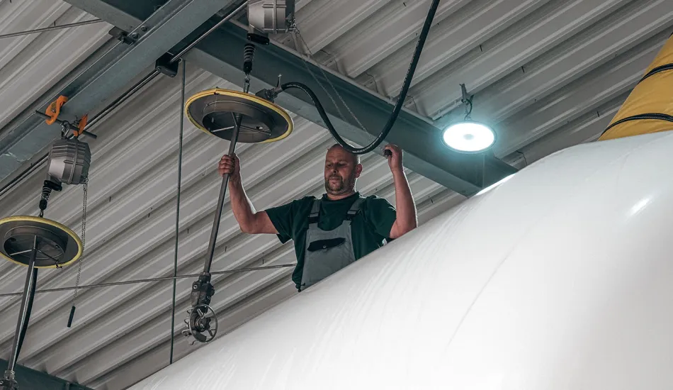 Mitarbeiter auf Silotransporter Reinigung