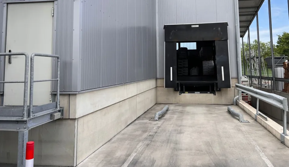 Ladebereich mit großer Rampe zur Beladung und Entladung von LKW.