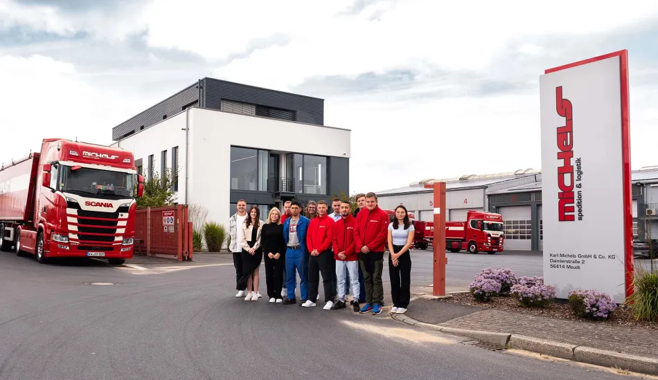 Auszubildende 2024 Spedition Karl Michels LKW Verwaltungsgebäude