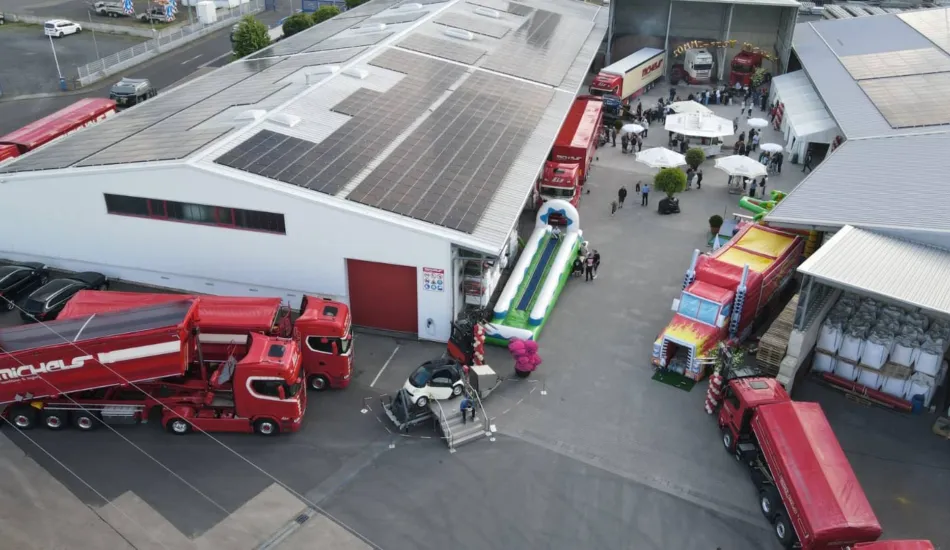 Rote Lastwagen und Luftrutsche im Freien.