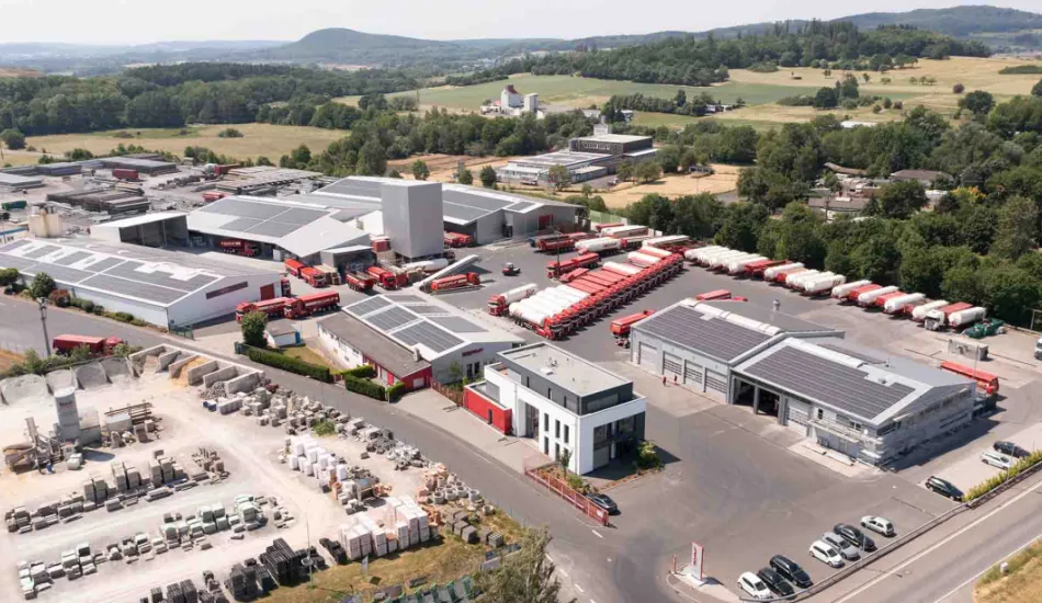 Luftaufnahme eines großen Industriegeländes mit mehreren Gebäuden.