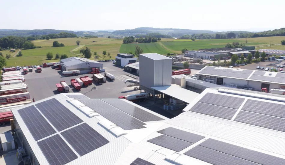 Dächer mit Solarpanelen und Lastwagen