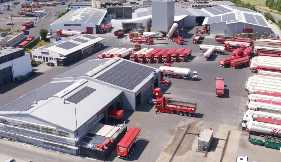 Rote Lastwagen im Logistikzentrum.
