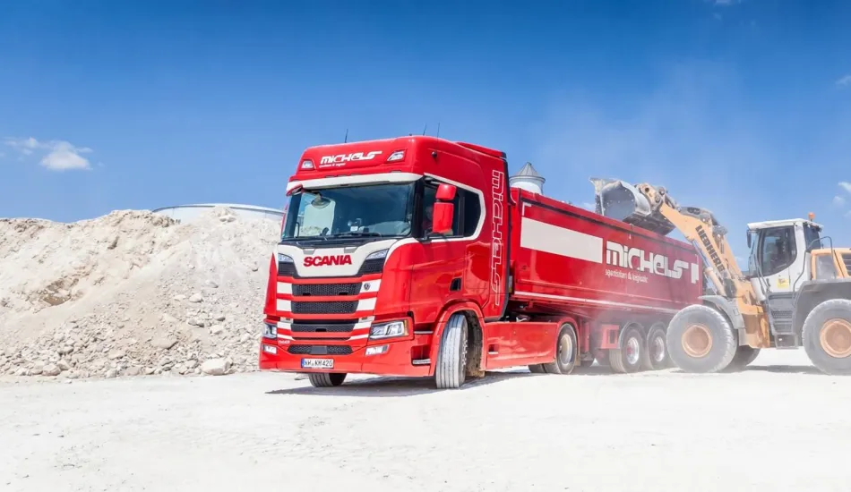 Roter Lkw auf der Baustelle