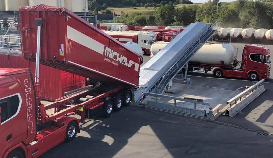 Roter LKW an Umladestation