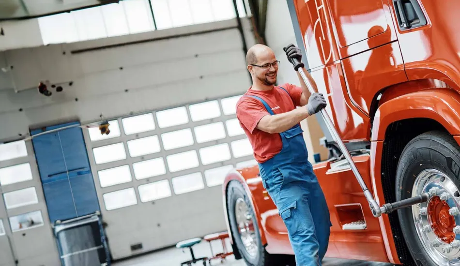 Werkstattmitarbeiter an LKW