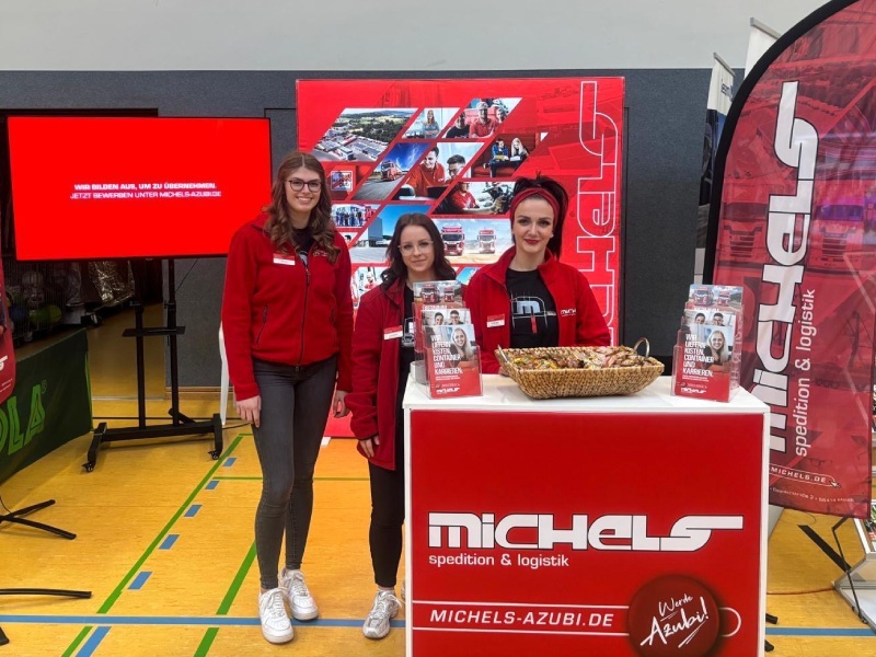 Drei Frauen am Stand von Michels.