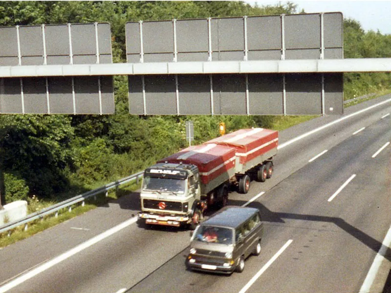 80er Jahre LKW und VW-Bulli auf Autobahn