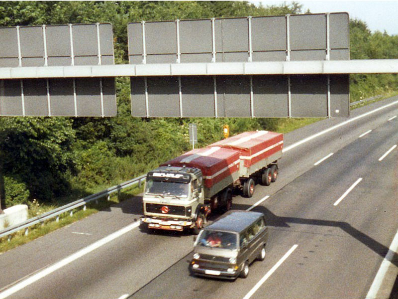 80er Jahre LKW und VW-Bulli auf Autobahn