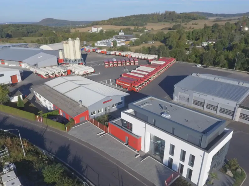 2018 Verwaltungsgebäude Spedition Lagerhallten LKW Drohnenaufnahme