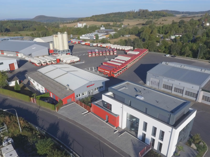 2018 Verwaltungsgebäude Spedition Lagerhallten LKW Drohnenaufnahme