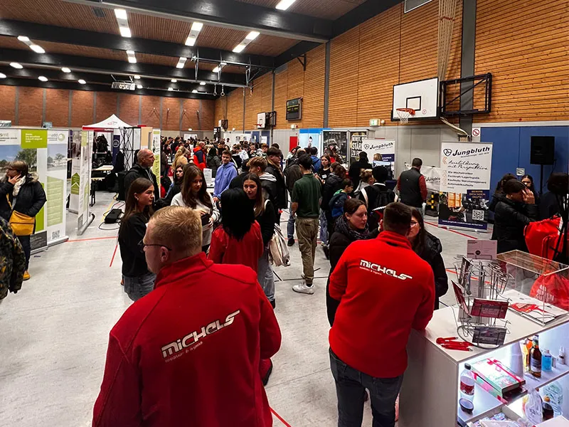 2023 BIT Montabaur Auszubildende Beratung Berufskraftfahrer Speditionskaufmann Speditionskauffrau Turnhalle