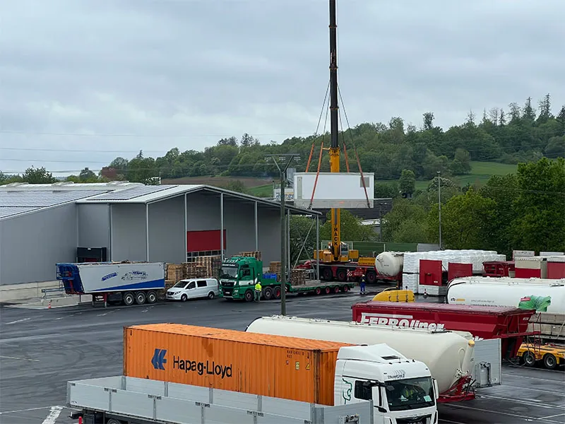 2023 Trafohaus Kran Installation Spedition Unternehmensgelände