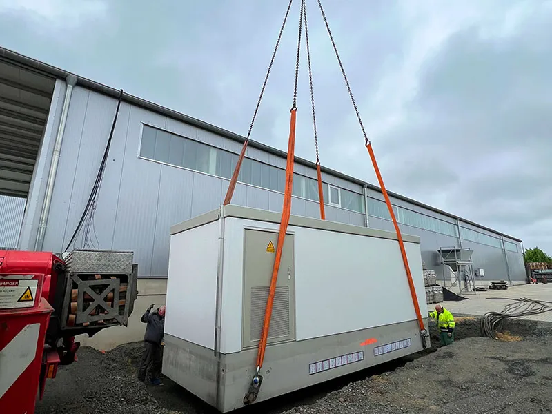 2023 Trafohaus Kran Installation Spedition Unternehmensgelände