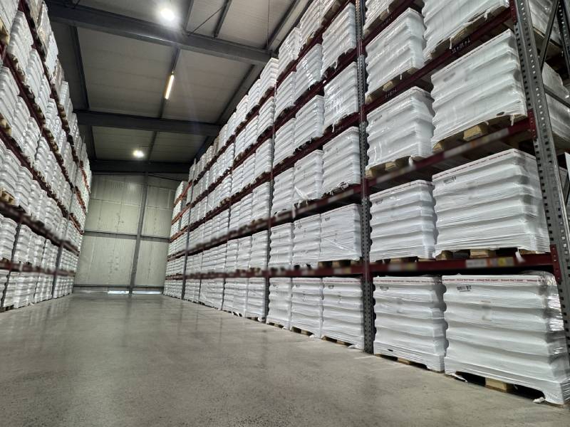 Lagerregale mit weißen Paketen