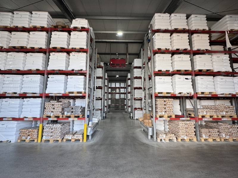 Lagerregale mit weißen und braunen Paketen