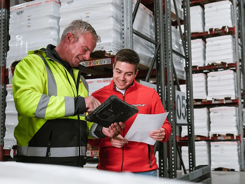 Lagermitarbeiter Scan Tablet Paletten Lager