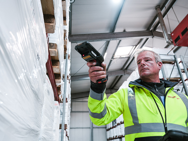 Scanner Mitarbeiter Barcode Lagerhalle Paletten Hochregallager