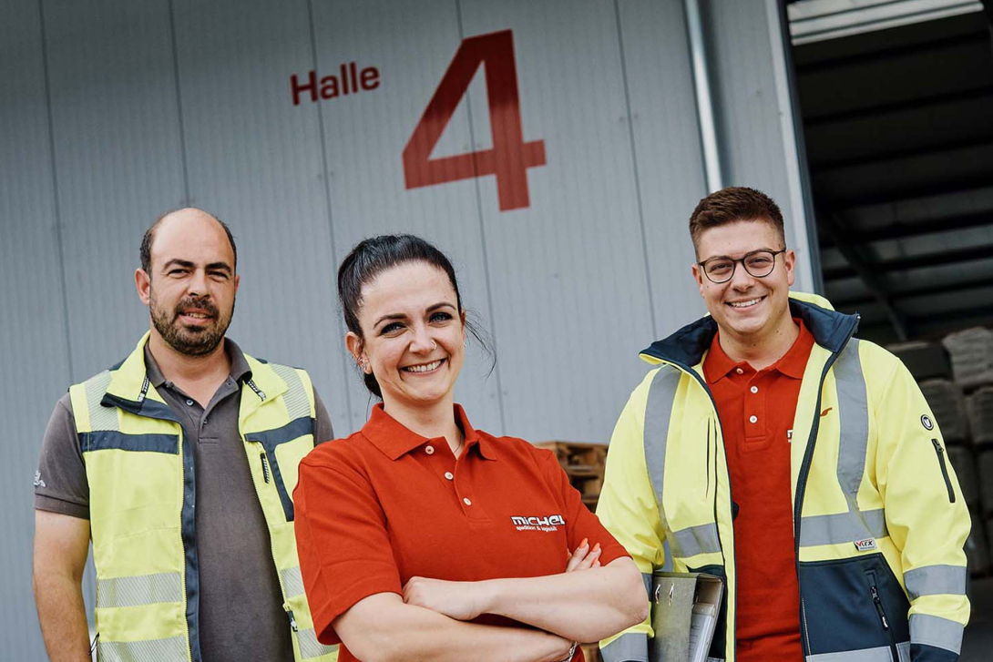 Mitarbeiter vor Industriehalle